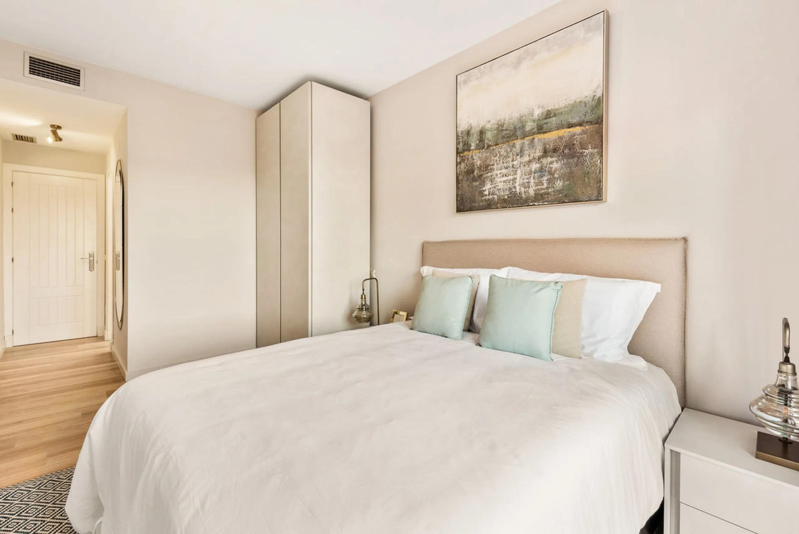 Beautiful, fully furnished  2 Bed 2 Bath apartment with Panoramic views of La Concha Mountain, El Paraíso Golf Course and the Mediterranean Sea.