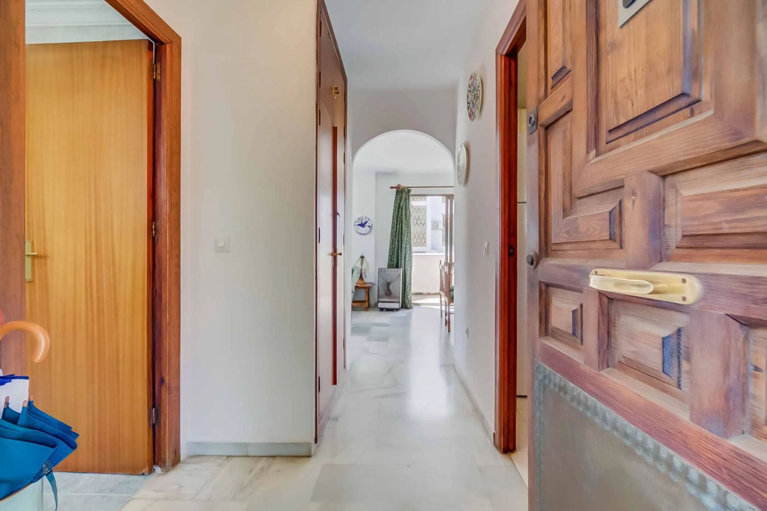 Corner duplex for sale in the prestigious Puebla Lucía urbanisation, located in the heart of Fuengirola. With an unbeatable location, this exclusive community stands out for its tranquillity, Andalusian charm, and proximity to all services.