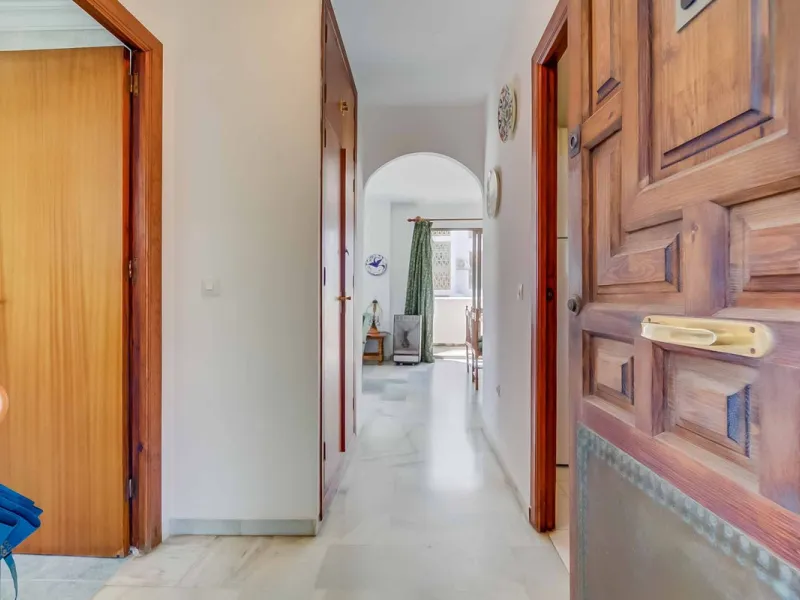 Corner duplex for sale in the prestigious Puebla Lucía urbanisation, located in the heart of Fuengirola. With an unbeatable location, this exclusive community stands out for its tranquillity, Andalusian charm, and proximity to all services.