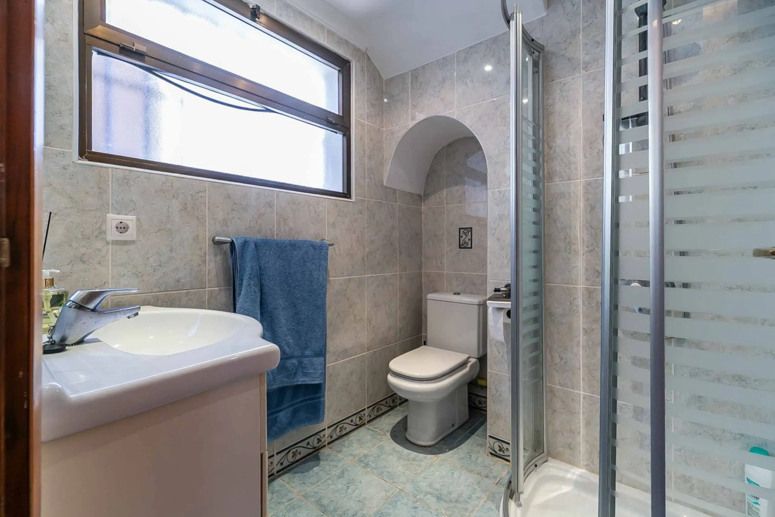 Corner duplex for sale in the prestigious Puebla Lucía urbanisation, located in the heart of Fuengirola. With an unbeatable location, this exclusive community stands out for its tranquillity, Andalusian charm, and proximity to all services.