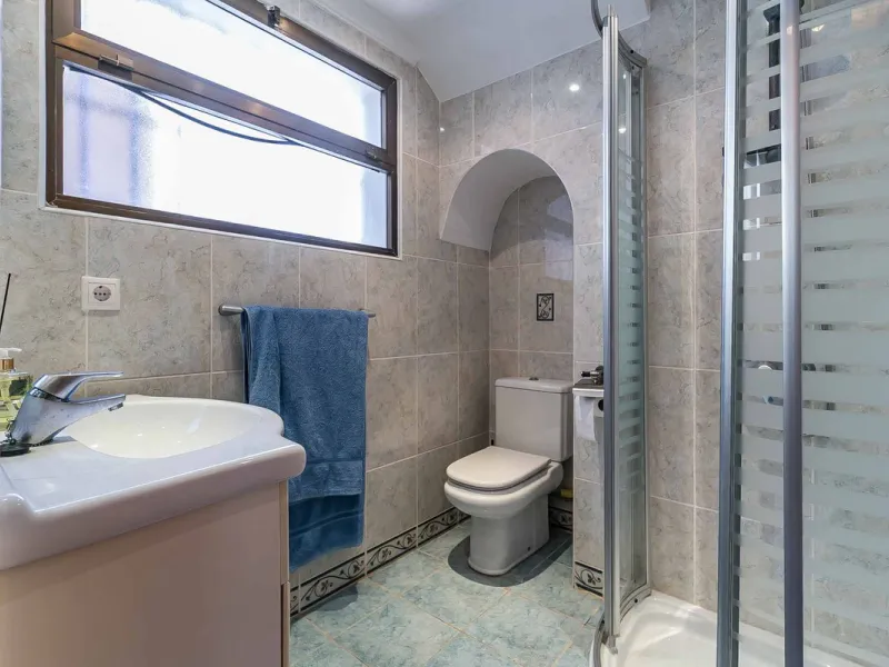 Corner duplex for sale in the prestigious Puebla Lucía urbanisation, located in the heart of Fuengirola. With an unbeatable location, this exclusive community stands out for its tranquillity, Andalusian charm, and proximity to all services.