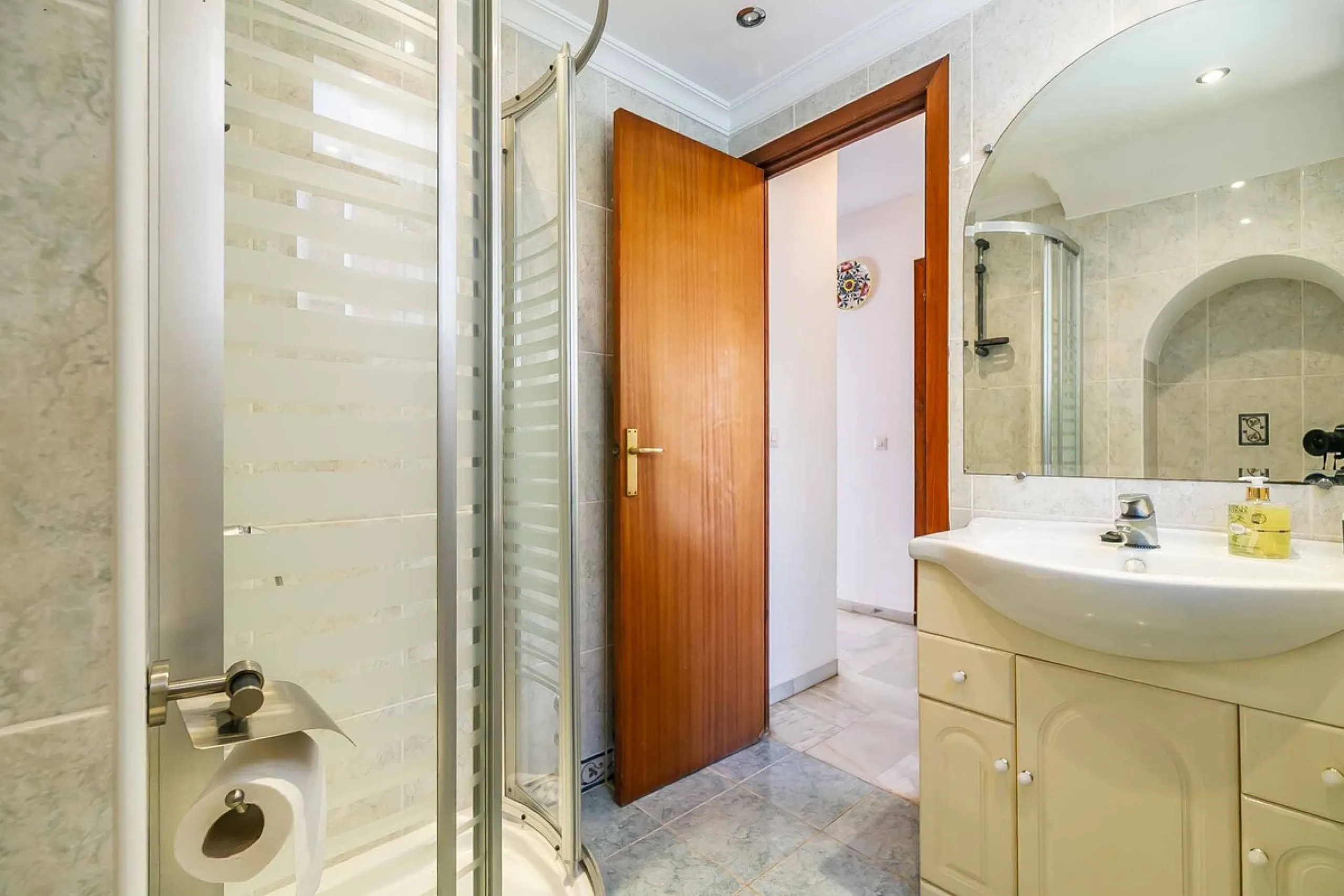 Corner duplex for sale in the prestigious Puebla Lucía urbanisation, located in the heart of Fuengirola. With an unbeatable location, this exclusive community stands out for its tranquillity, Andalusian charm, and proximity to all services.