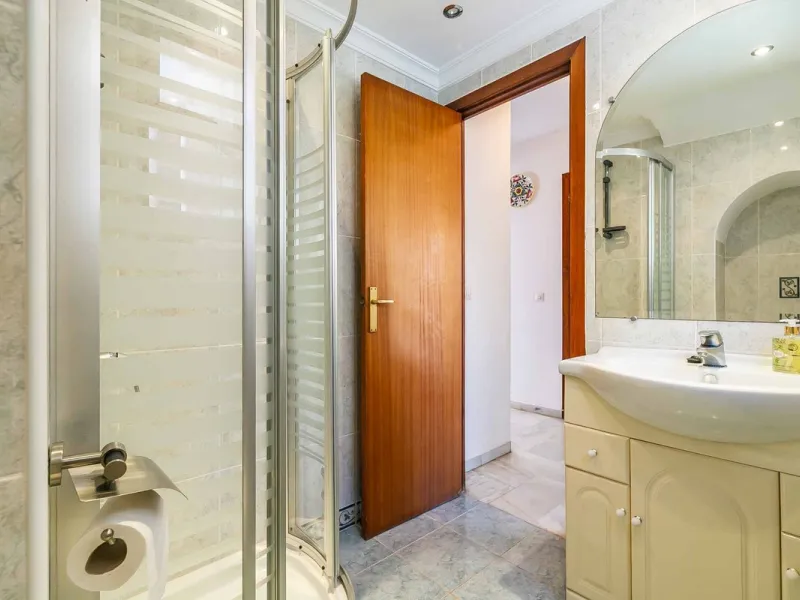 Corner duplex for sale in the prestigious Puebla Lucía urbanisation, located in the heart of Fuengirola. With an unbeatable location, this exclusive community stands out for its tranquillity, Andalusian charm, and proximity to all services.
