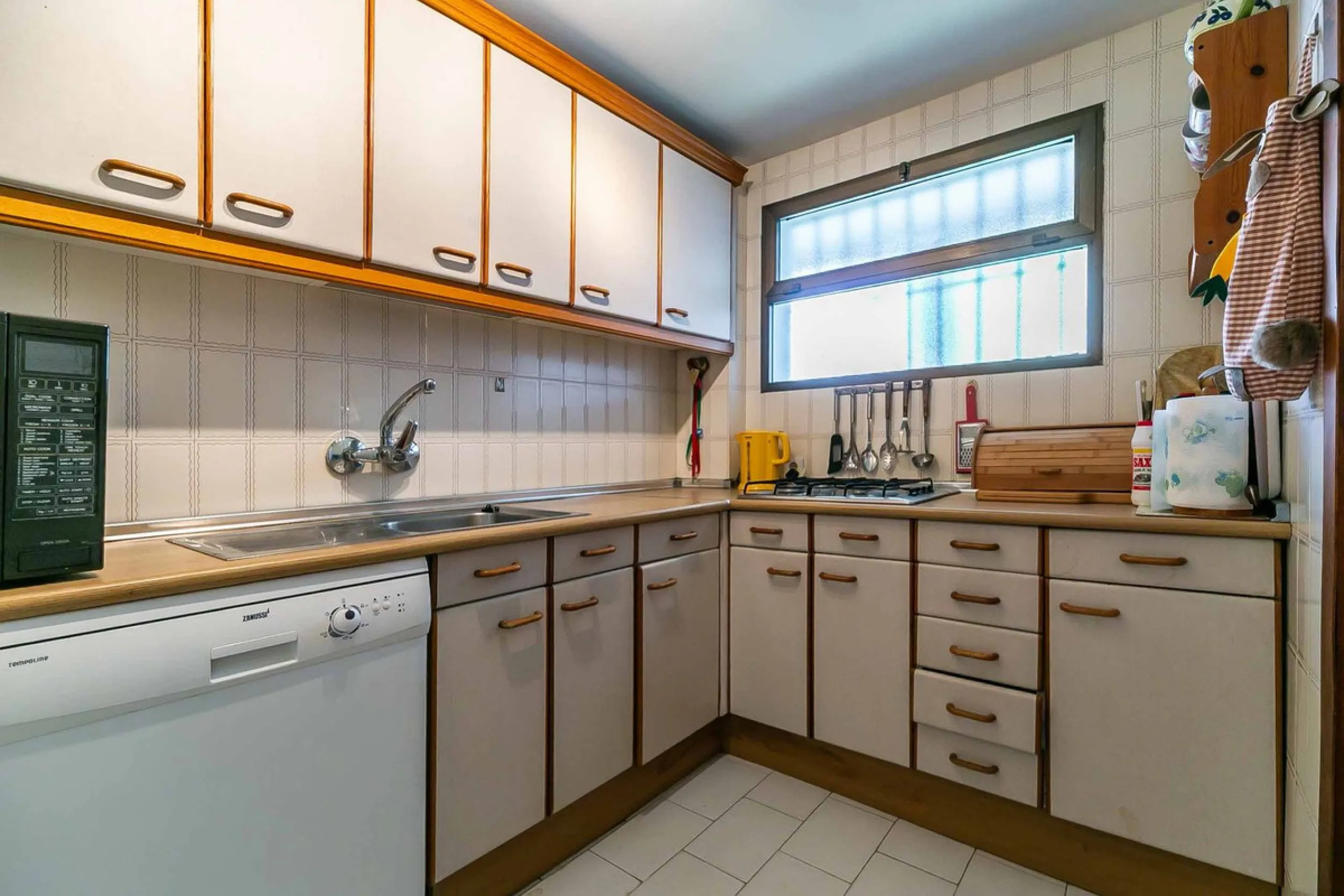 Corner duplex for sale in the prestigious Puebla Lucía urbanisation, located in the heart of Fuengirola. With an unbeatable location, this exclusive community stands out for its tranquillity, Andalusian charm, and proximity to all services.