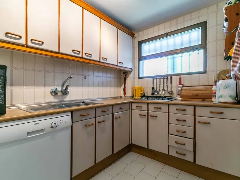 Corner duplex for sale in the prestigious Puebla Lucía urbanisation, located in the heart of Fuengirola. With an unbeatable location, this exclusive community stands out for its tranquillity, Andalusian charm, and proximity to all services.