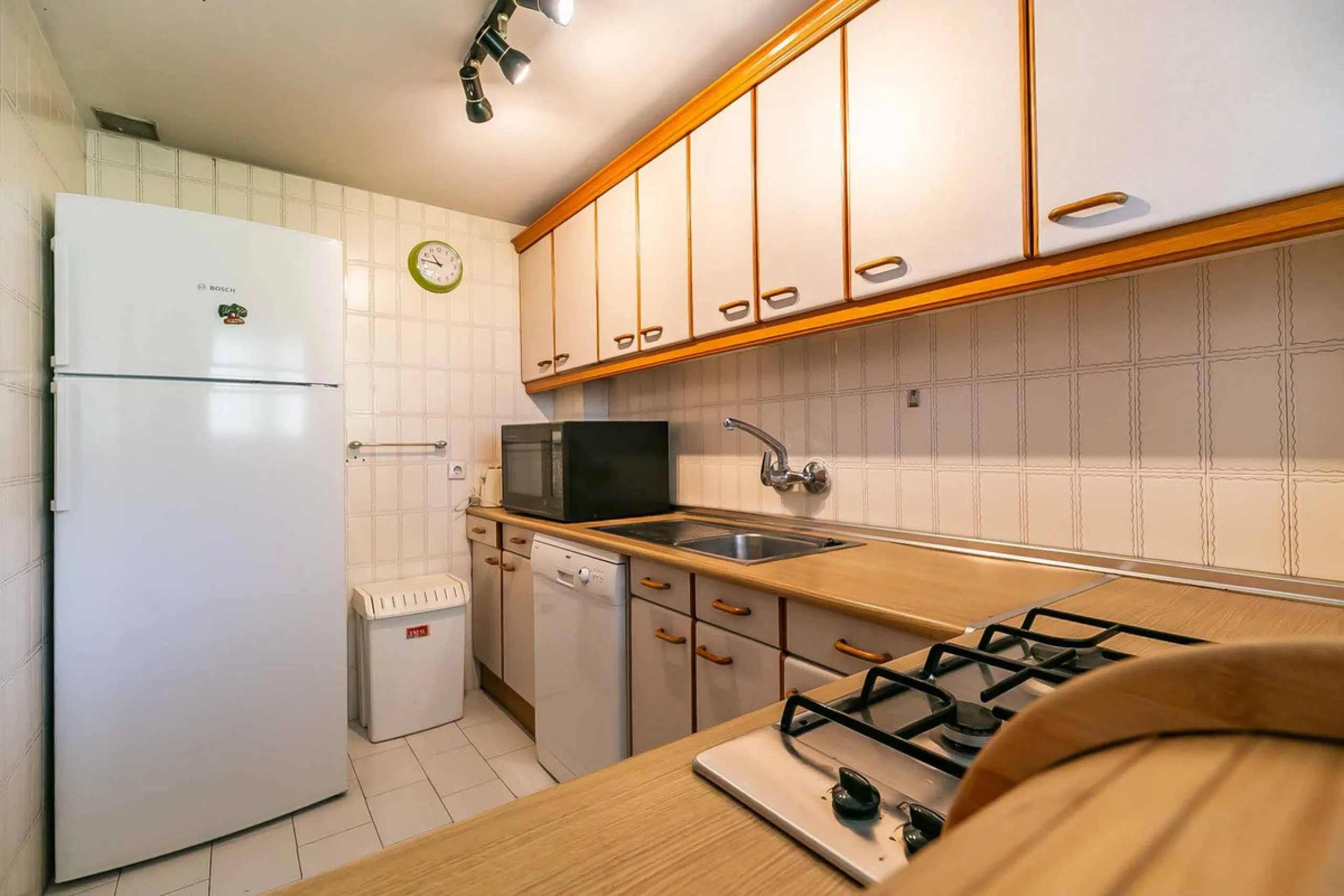 Corner duplex for sale in the prestigious Puebla Lucía urbanisation, located in the heart of Fuengirola. With an unbeatable location, this exclusive community stands out for its tranquillity, Andalusian charm, and proximity to all services.