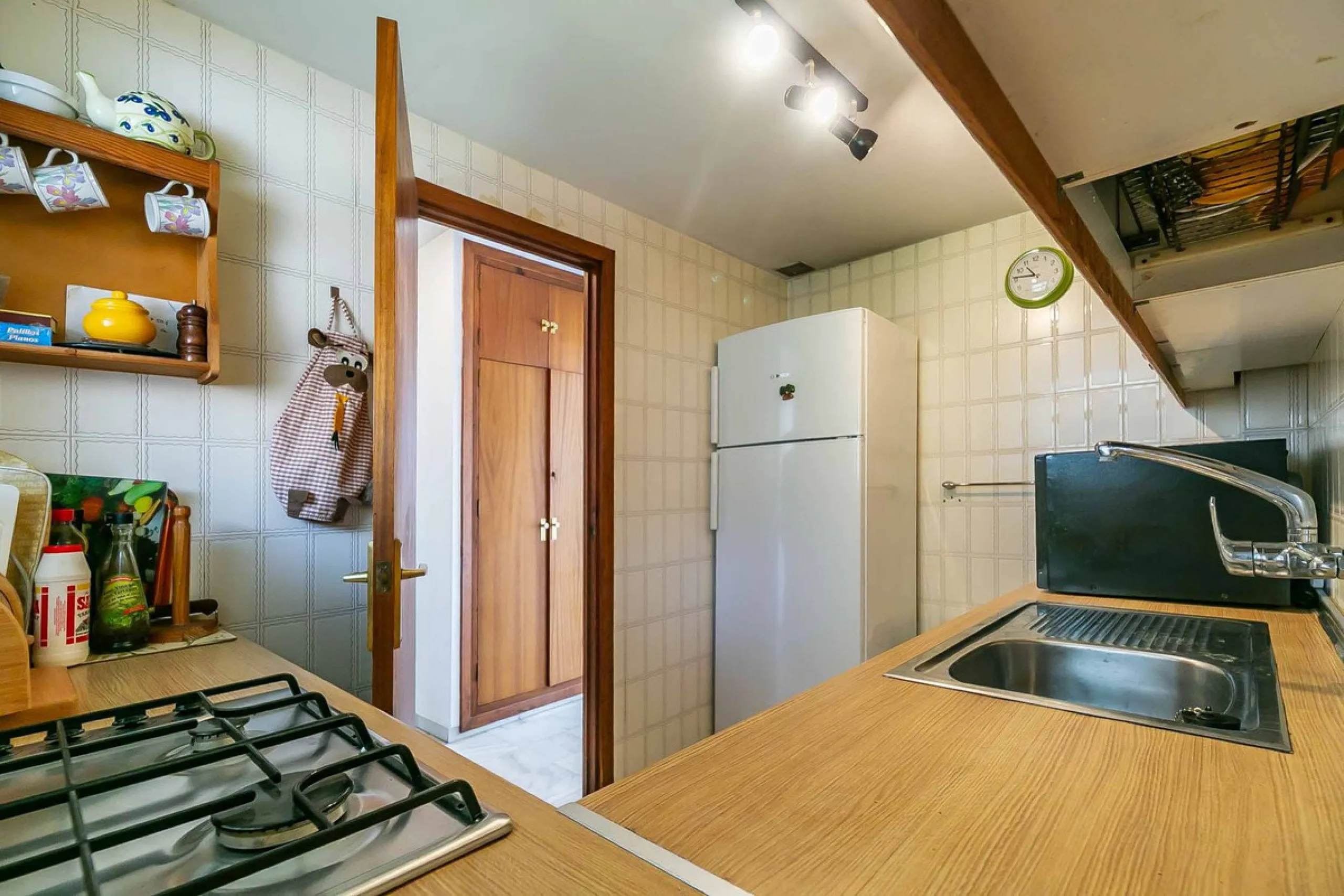 Corner duplex for sale in the prestigious Puebla Lucía urbanisation, located in the heart of Fuengirola. With an unbeatable location, this exclusive community stands out for its tranquillity, Andalusian charm, and proximity to all services.