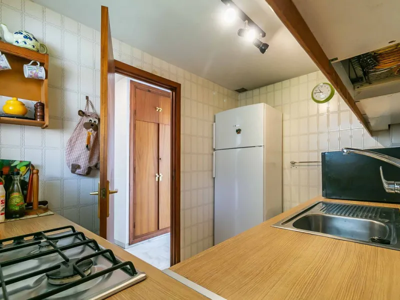 Corner duplex for sale in the prestigious Puebla Lucía urbanisation, located in the heart of Fuengirola. With an unbeatable location, this exclusive community stands out for its tranquillity, Andalusian charm, and proximity to all services.