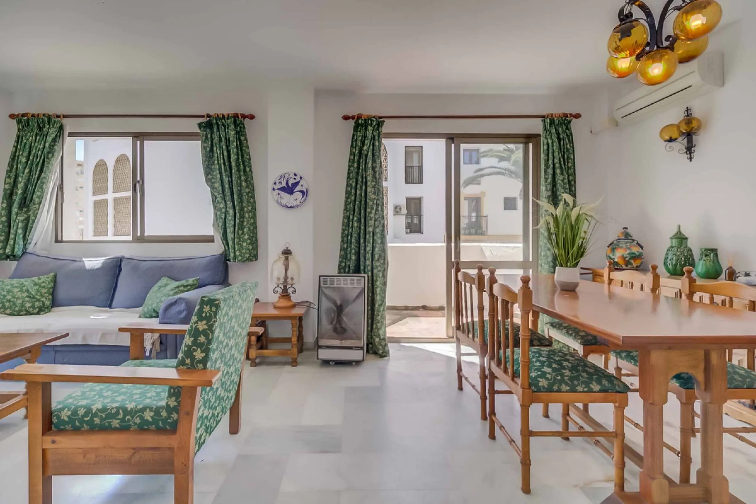 Corner duplex for sale in the prestigious Puebla Lucía urbanisation, located in the heart of Fuengirola. With an unbeatable location, this exclusive community stands out for its tranquillity, Andalusian charm, and proximity to all services.