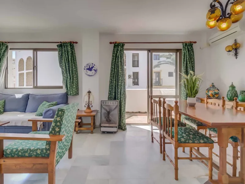 Corner duplex for sale in the prestigious Puebla Lucía urbanisation, located in the heart of Fuengirola. With an unbeatable location, this exclusive community stands out for its tranquillity, Andalusian charm, and proximity to all services.