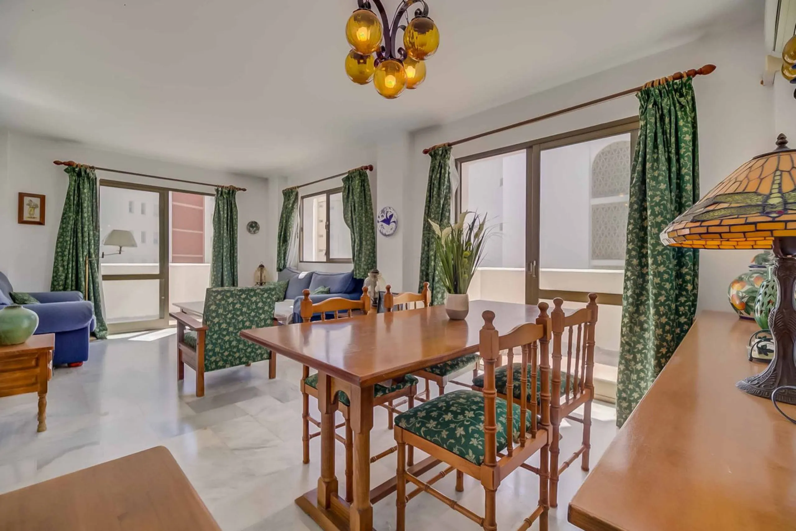 Corner duplex for sale in the prestigious Puebla Lucía urbanisation, located in the heart of Fuengirola. With an unbeatable location, this exclusive community stands out for its tranquillity, Andalusian charm, and proximity to all services.