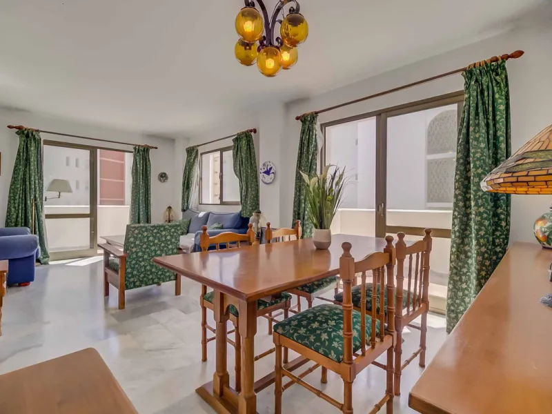 Corner duplex for sale in the prestigious Puebla Lucía urbanisation, located in the heart of Fuengirola. With an unbeatable location, this exclusive community stands out for its tranquillity, Andalusian charm, and proximity to all services.