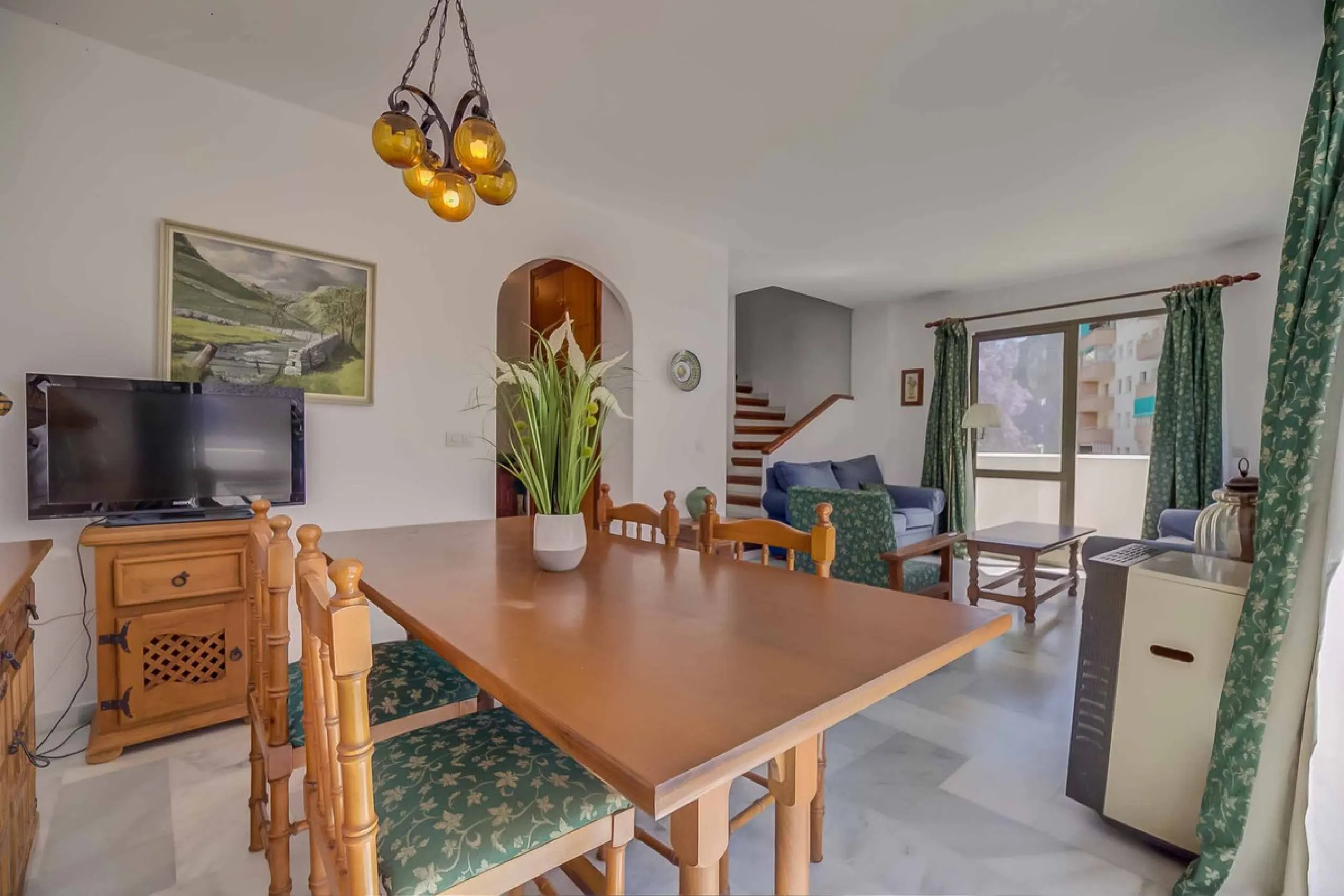 Corner duplex for sale in the prestigious Puebla Lucía urbanisation, located in the heart of Fuengirola. With an unbeatable location, this exclusive community stands out for its tranquillity, Andalusian charm, and proximity to all services.