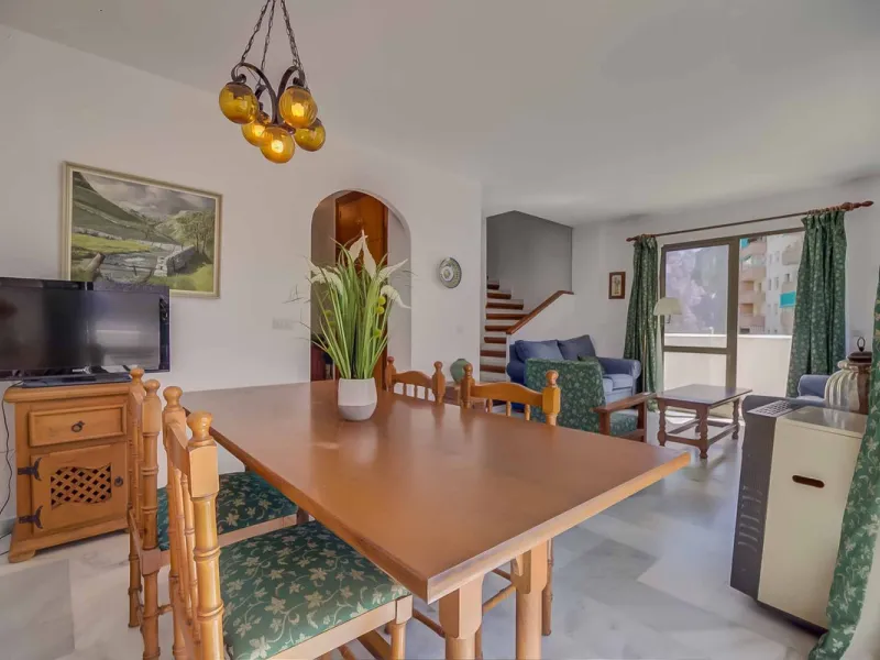Corner duplex for sale in the prestigious Puebla Lucía urbanisation, located in the heart of Fuengirola. With an unbeatable location, this exclusive community stands out for its tranquillity, Andalusian charm, and proximity to all services.