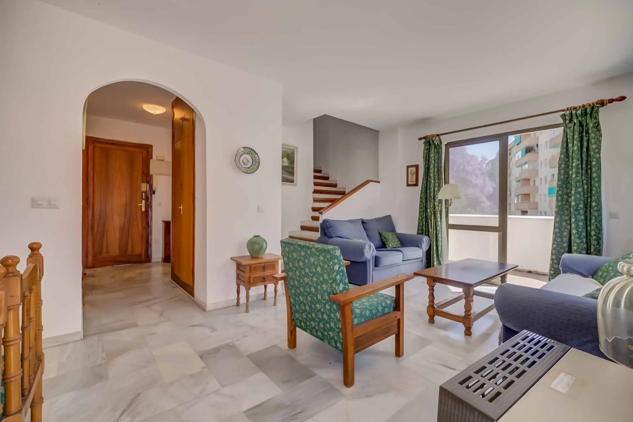 Corner duplex for sale in the prestigious Puebla Lucía urbanisation, located in the heart of Fuengirola. With an unbeatable location, this exclusive community stands out for its tranquillity, Andalusian charm, and proximity to all services.