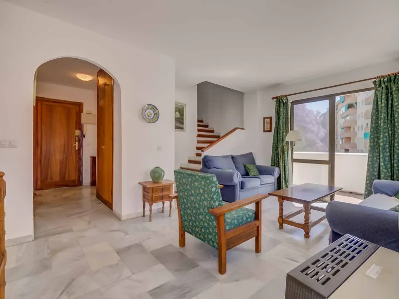 Corner duplex for sale in the prestigious Puebla Lucía urbanisation, located in the heart of Fuengirola. With an unbeatable location, this exclusive community stands out for its tranquillity, Andalusian charm, and proximity to all services.