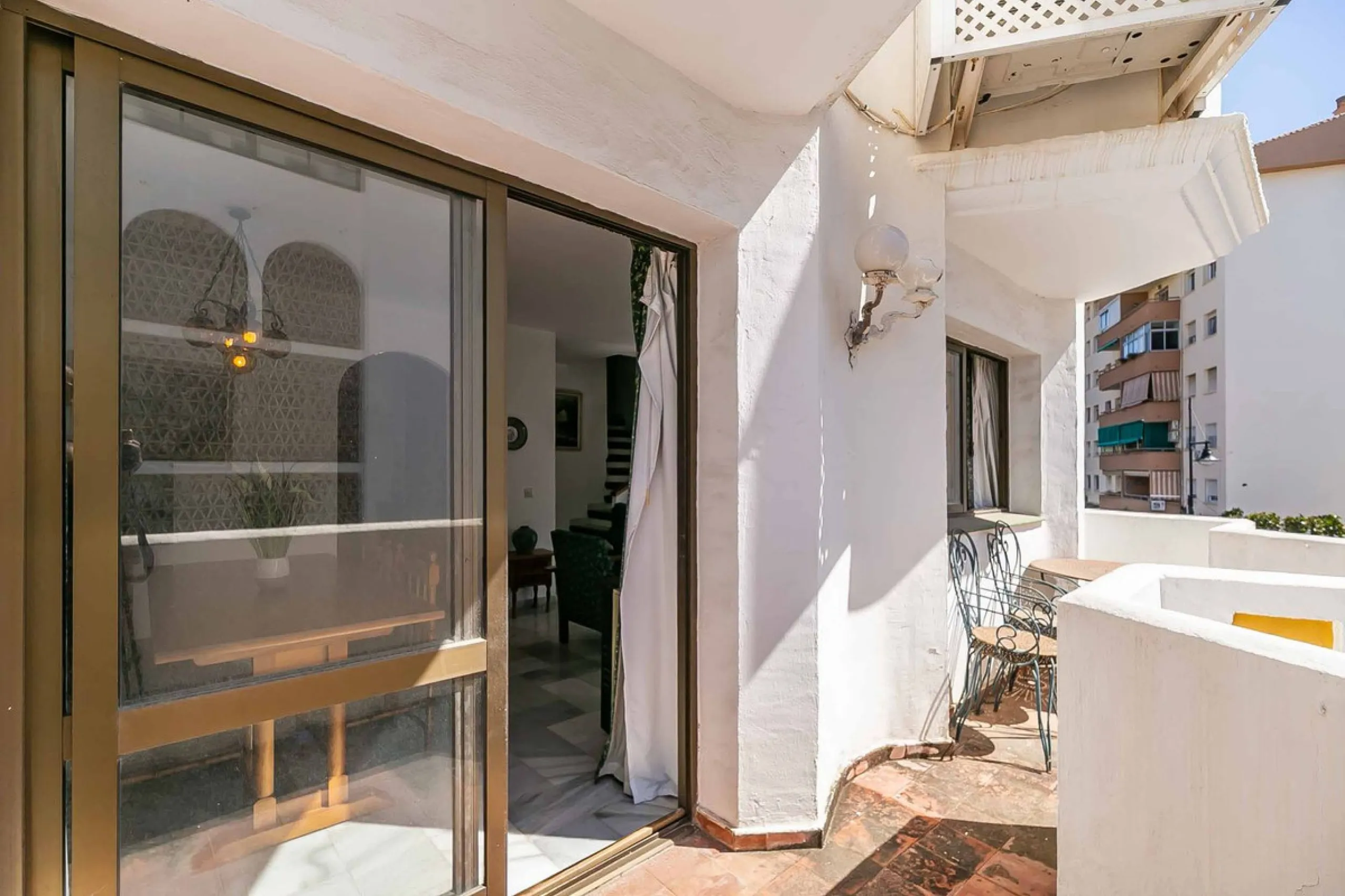 Corner duplex for sale in the prestigious Puebla Lucía urbanisation, located in the heart of Fuengirola. With an unbeatable location, this exclusive community stands out for its tranquillity, Andalusian charm, and proximity to all services.