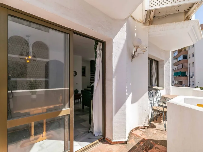 Corner duplex for sale in the prestigious Puebla Lucía urbanisation, located in the heart of Fuengirola. With an unbeatable location, this exclusive community stands out for its tranquillity, Andalusian charm, and proximity to all services.