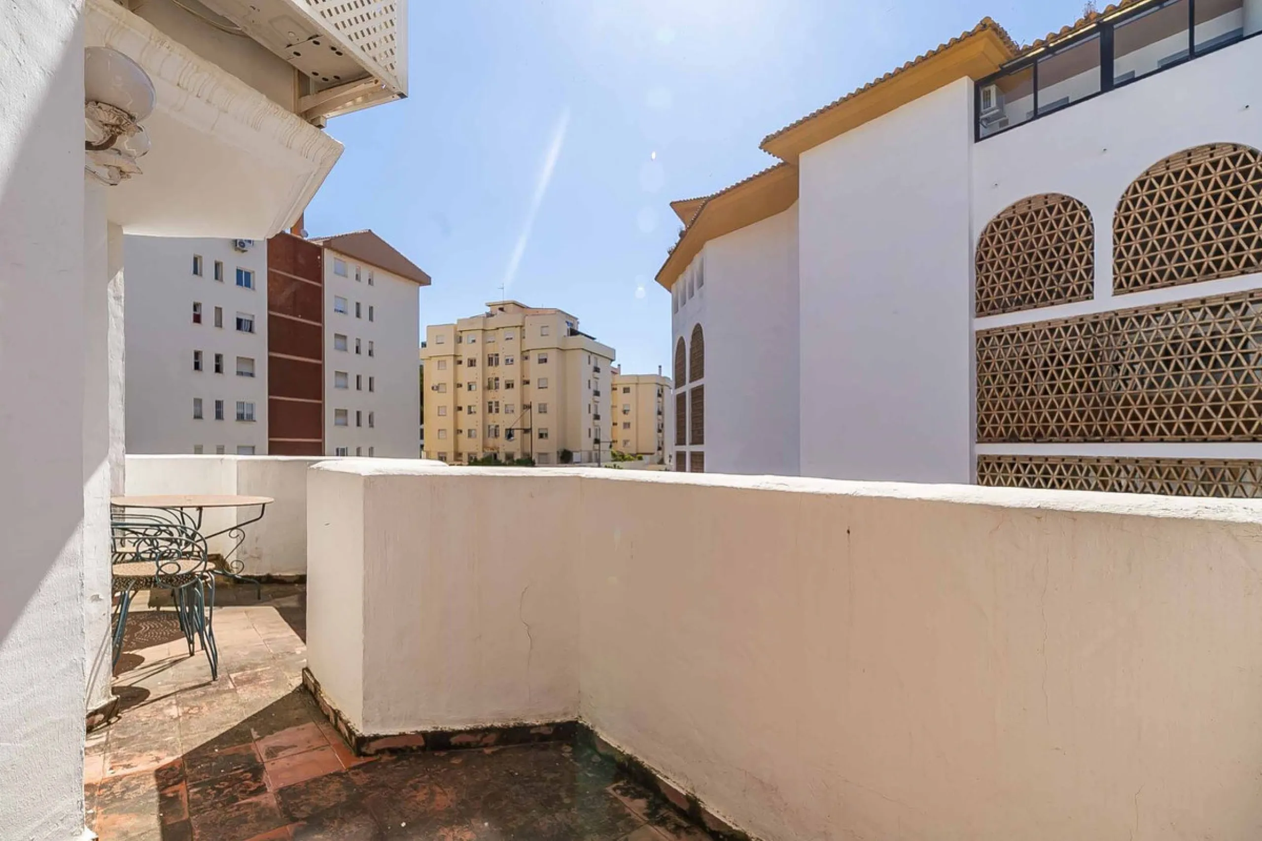 Corner duplex for sale in the prestigious Puebla Lucía urbanisation, located in the heart of Fuengirola. With an unbeatable location, this exclusive community stands out for its tranquillity, Andalusian charm, and proximity to all services.