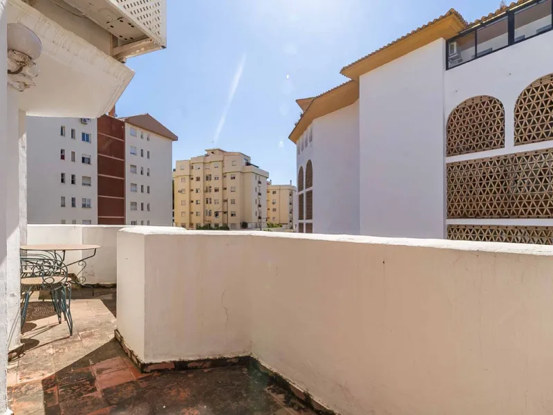 Corner duplex for sale in the prestigious Puebla Lucía urbanisation, located in the heart of Fuengirola. With an unbeatable location, this exclusive community stands out for its tranquillity, Andalusian charm, and proximity to all services.