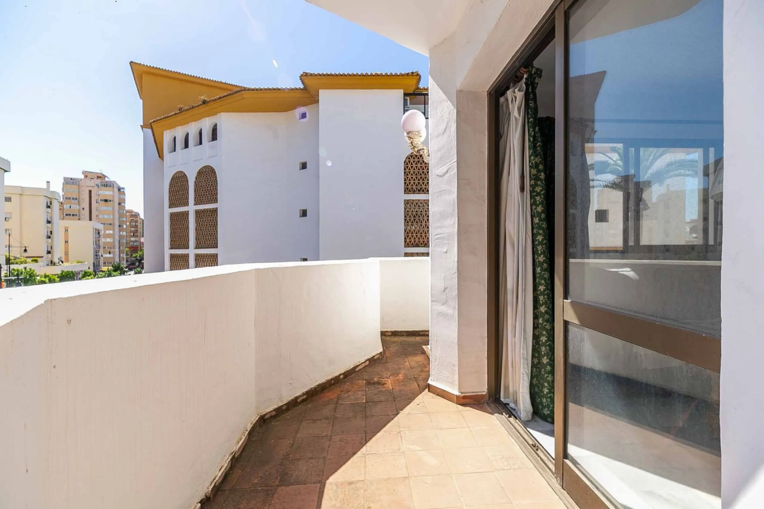 Corner duplex for sale in the prestigious Puebla Lucía urbanisation, located in the heart of Fuengirola. With an unbeatable location, this exclusive community stands out for its tranquillity, Andalusian charm, and proximity to all services.