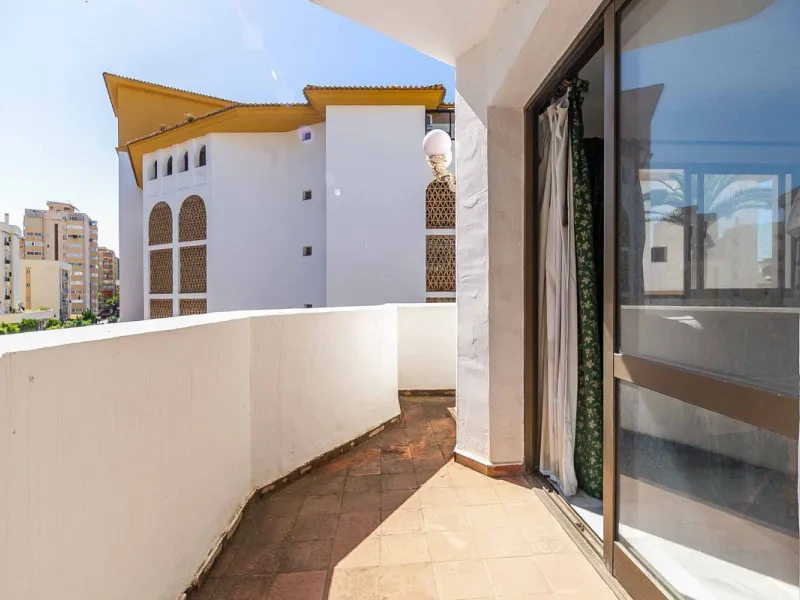 Corner duplex for sale in the prestigious Puebla Lucía urbanisation, located in the heart of Fuengirola. With an unbeatable location, this exclusive community stands out for its tranquillity, Andalusian charm, and proximity to all services.