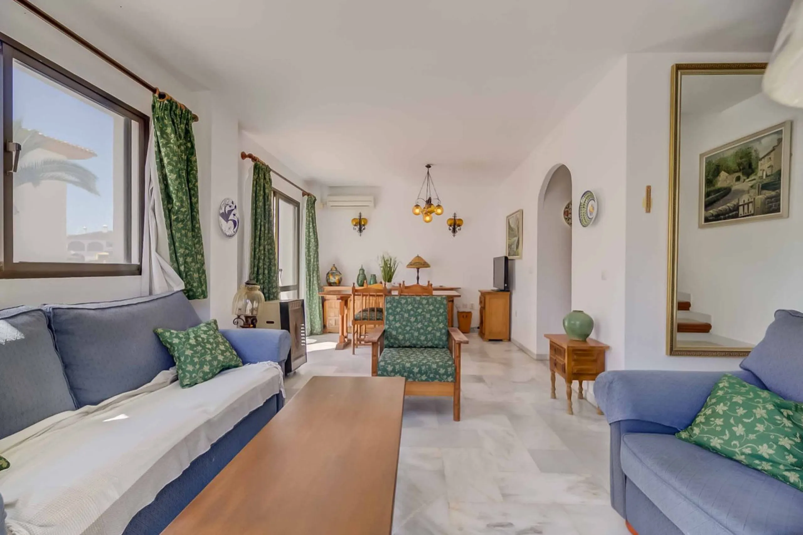 Corner duplex for sale in the prestigious Puebla Lucía urbanisation, located in the heart of Fuengirola. With an unbeatable location, this exclusive community stands out for its tranquillity, Andalusian charm, and proximity to all services.