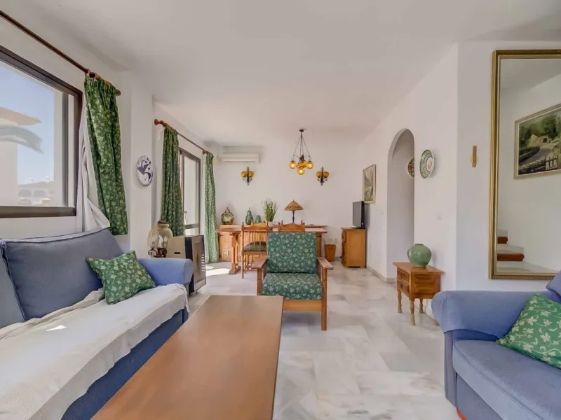 Corner duplex for sale in the prestigious Puebla Lucía urbanisation, located in the heart of Fuengirola. With an unbeatable location, this exclusive community stands out for its tranquillity, Andalusian charm, and proximity to all services.