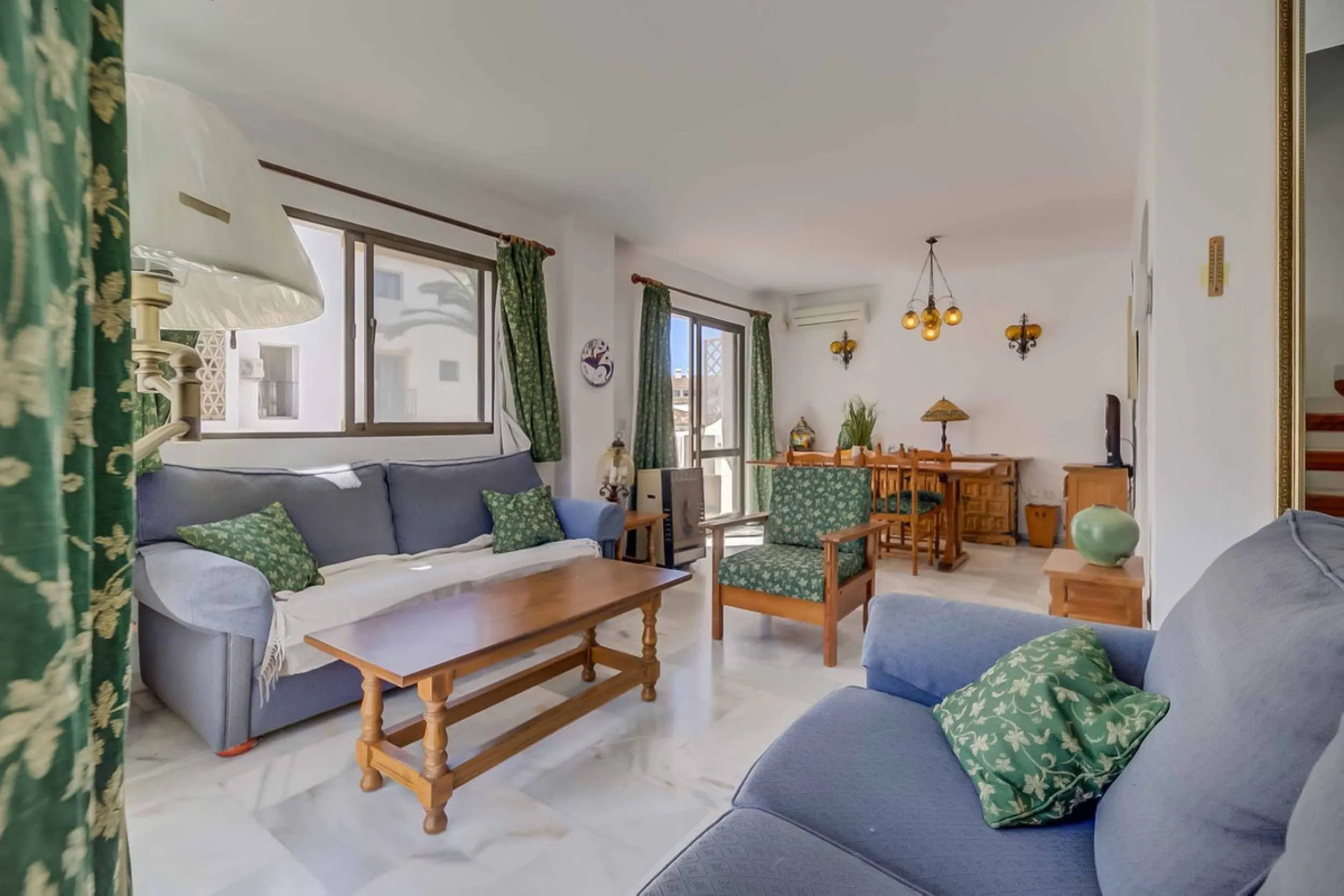 Corner duplex for sale in the prestigious Puebla Lucía urbanisation, located in the heart of Fuengirola. With an unbeatable location, this exclusive community stands out for its tranquillity, Andalusian charm, and proximity to all services.