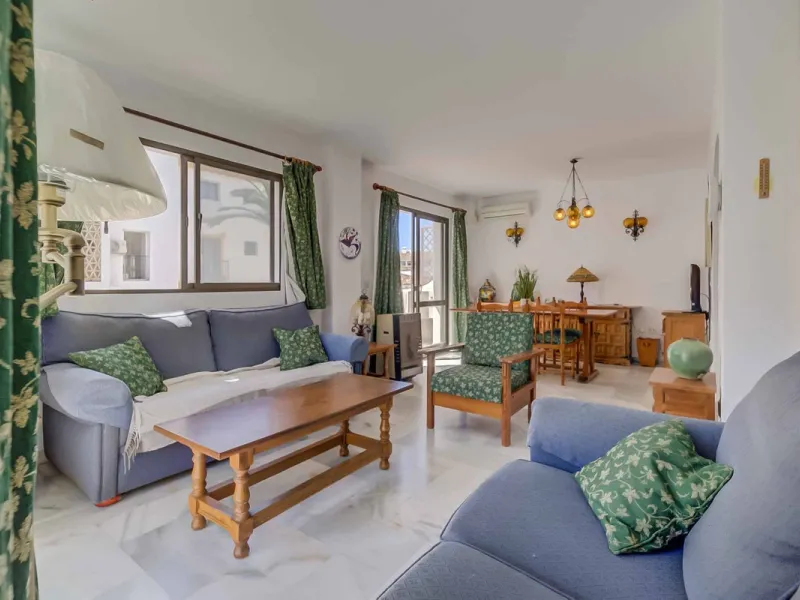 Corner duplex for sale in the prestigious Puebla Lucía urbanisation, located in the heart of Fuengirola. With an unbeatable location, this exclusive community stands out for its tranquillity, Andalusian charm, and proximity to all services.