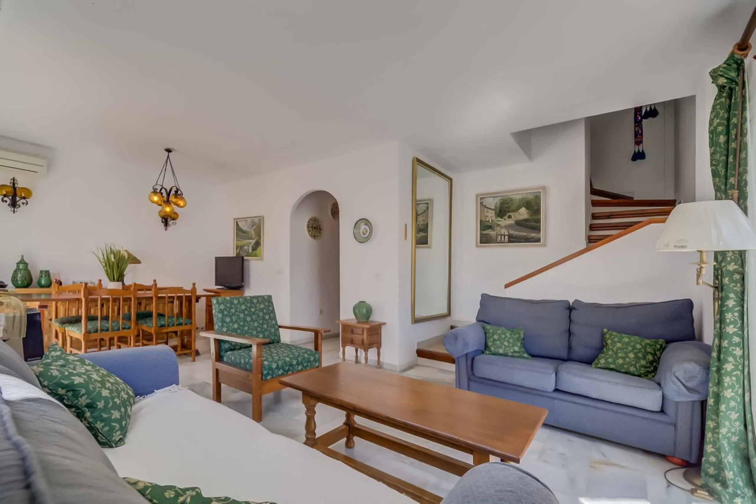 Corner duplex for sale in the prestigious Puebla Lucía urbanisation, located in the heart of Fuengirola. With an unbeatable location, this exclusive community stands out for its tranquillity, Andalusian charm, and proximity to all services.