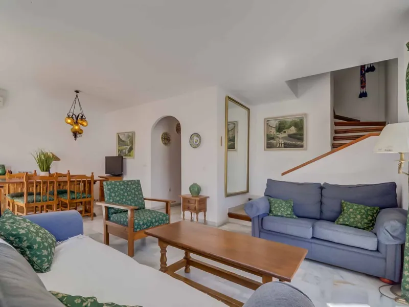 Corner duplex for sale in the prestigious Puebla Lucía urbanisation, located in the heart of Fuengirola. With an unbeatable location, this exclusive community stands out for its tranquillity, Andalusian charm, and proximity to all services.