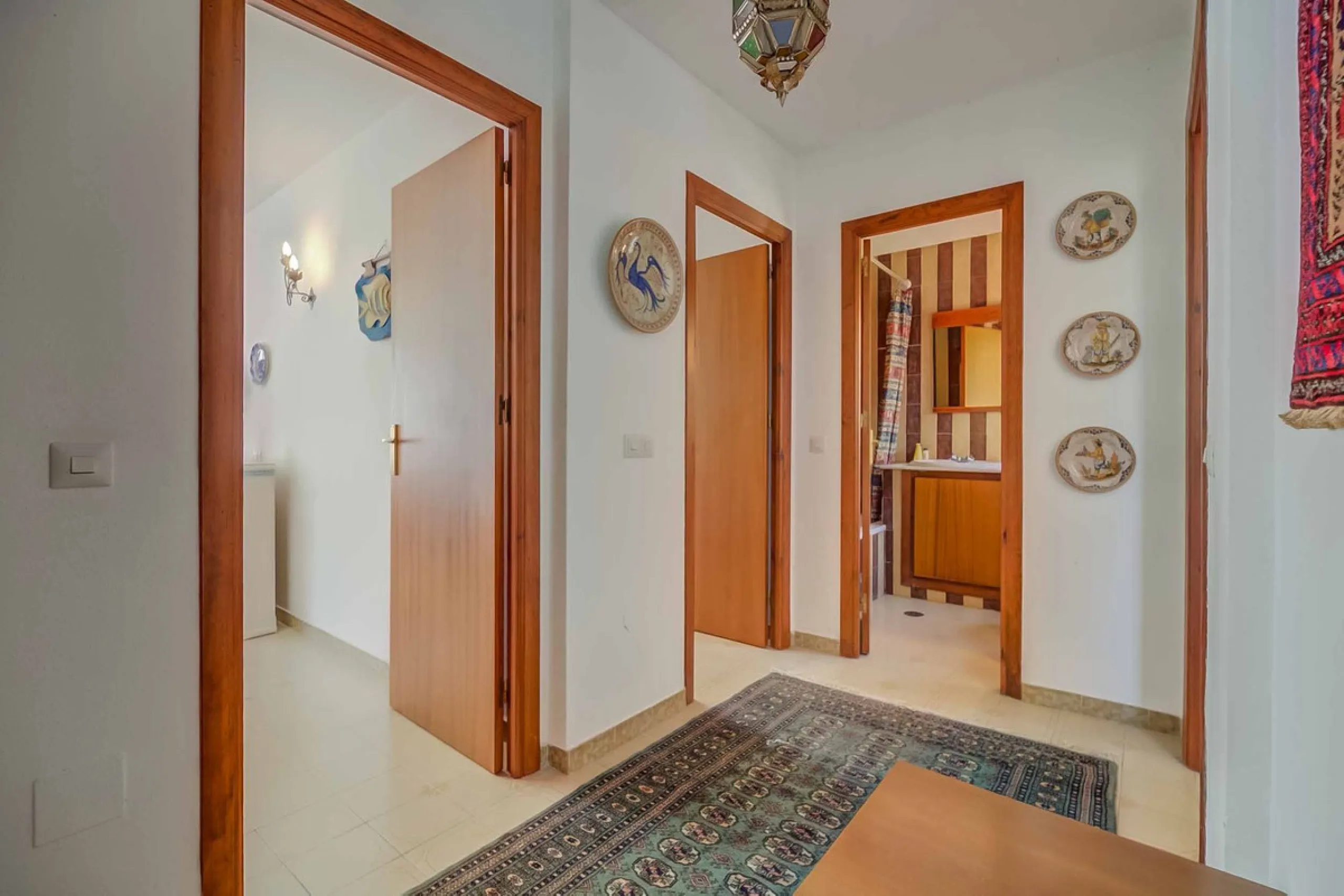 Corner duplex for sale in the prestigious Puebla Lucía urbanisation, located in the heart of Fuengirola. With an unbeatable location, this exclusive community stands out for its tranquillity, Andalusian charm, and proximity to all services.