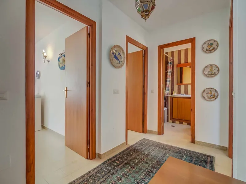 Corner duplex for sale in the prestigious Puebla Lucía urbanisation, located in the heart of Fuengirola. With an unbeatable location, this exclusive community stands out for its tranquillity, Andalusian charm, and proximity to all services.