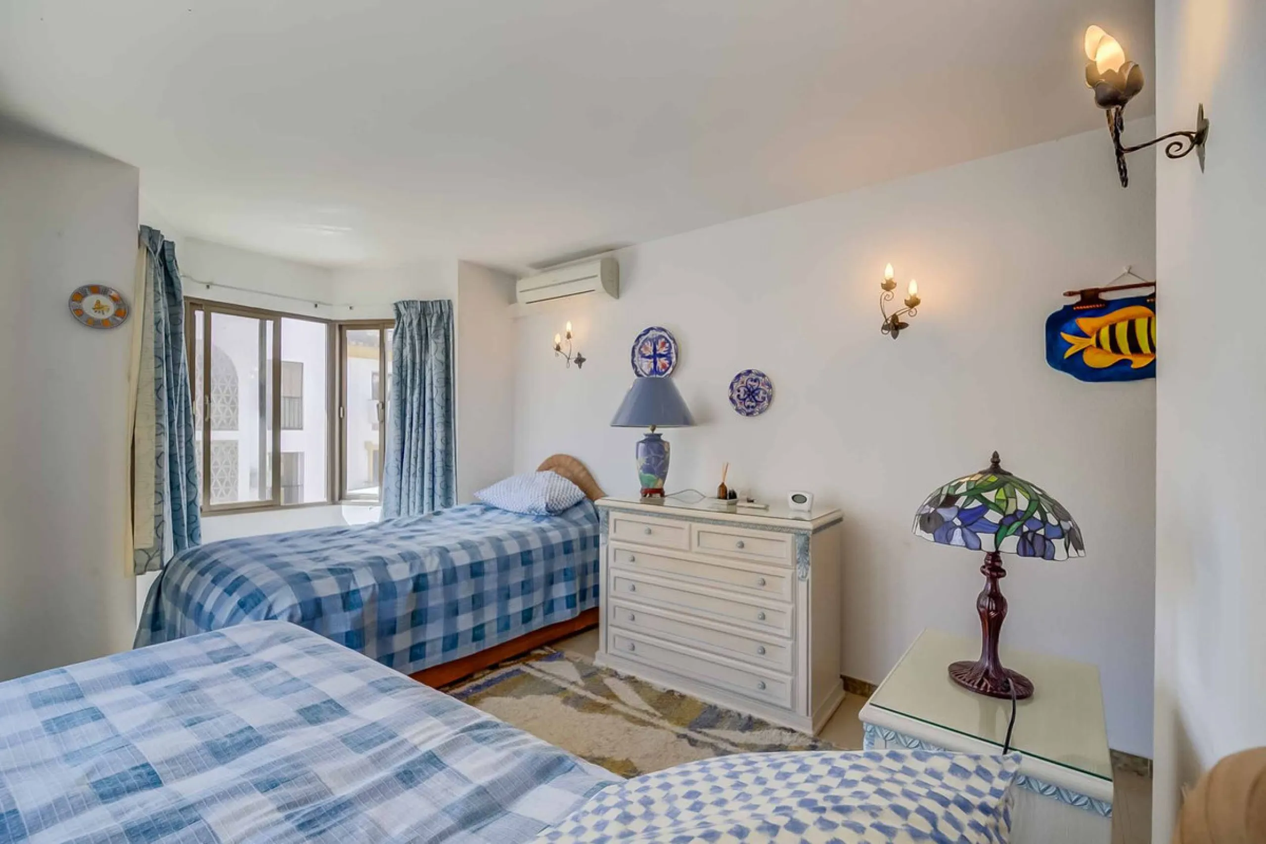 Corner duplex for sale in the prestigious Puebla Lucía urbanisation, located in the heart of Fuengirola. With an unbeatable location, this exclusive community stands out for its tranquillity, Andalusian charm, and proximity to all services.