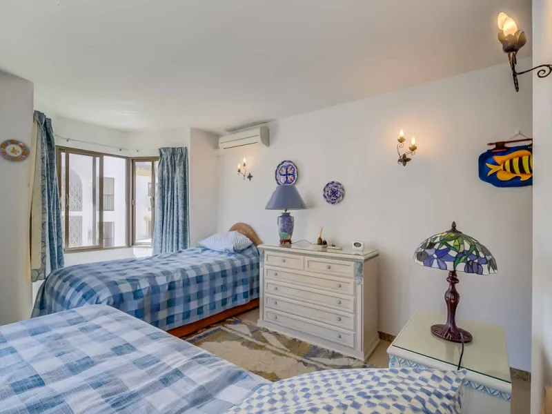 Corner duplex for sale in the prestigious Puebla Lucía urbanisation, located in the heart of Fuengirola. With an unbeatable location, this exclusive community stands out for its tranquillity, Andalusian charm, and proximity to all services.