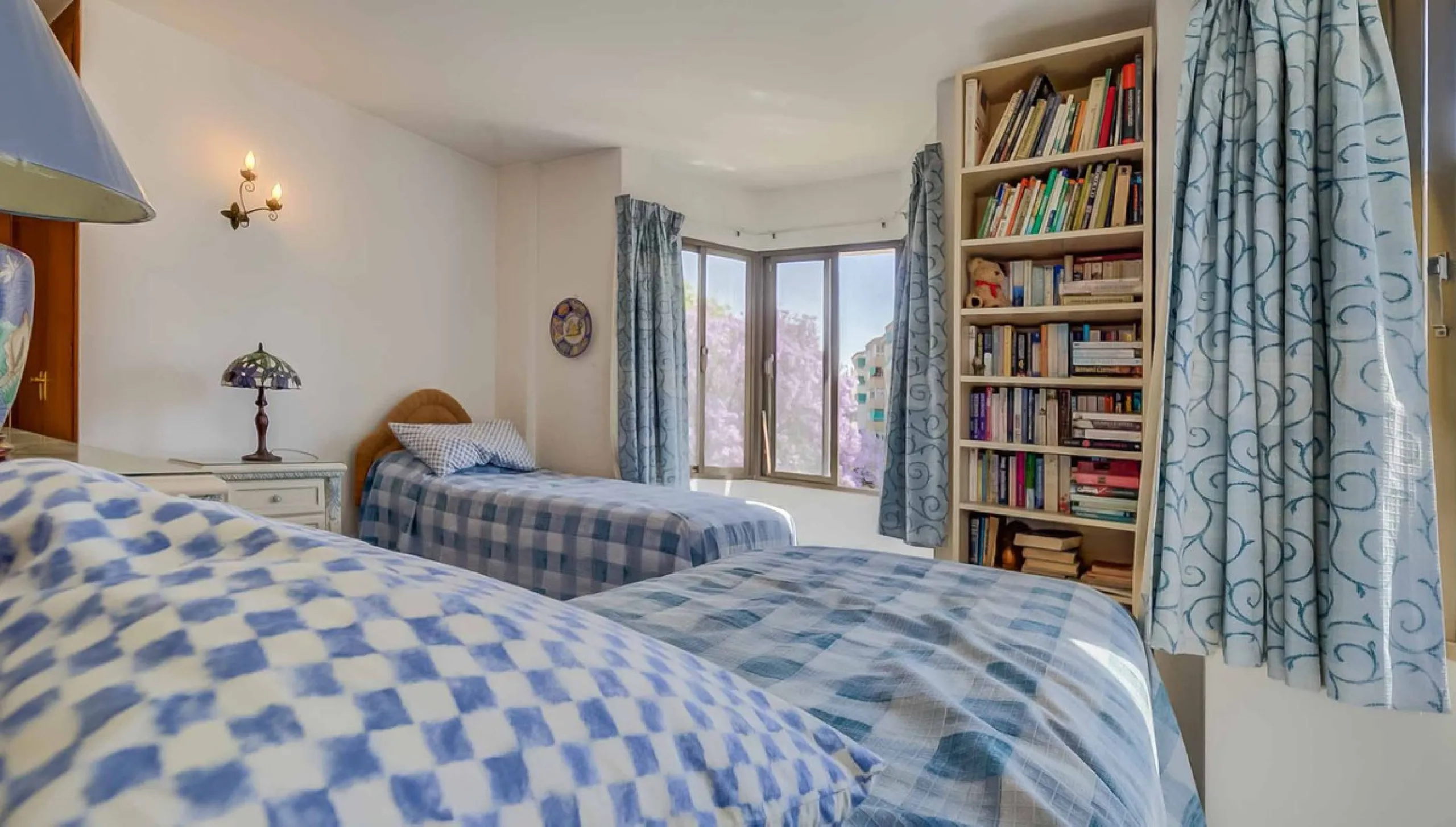 Corner duplex for sale in the prestigious Puebla Lucía urbanisation, located in the heart of Fuengirola. With an unbeatable location, this exclusive community stands out for its tranquillity, Andalusian charm, and proximity to all services.
