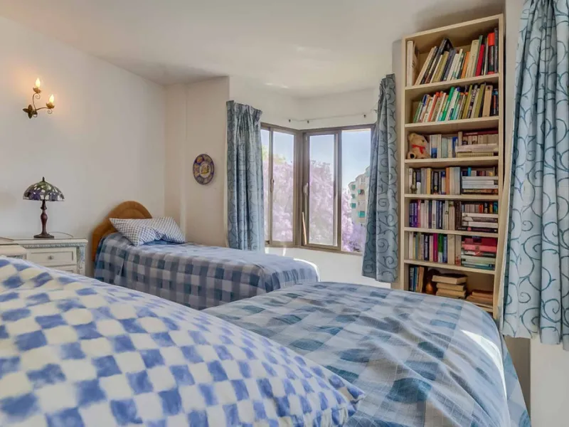 Corner duplex for sale in the prestigious Puebla Lucía urbanisation, located in the heart of Fuengirola. With an unbeatable location, this exclusive community stands out for its tranquillity, Andalusian charm, and proximity to all services.