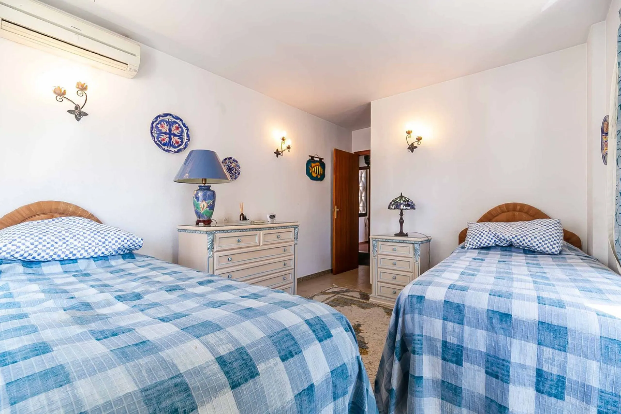 Corner duplex for sale in the prestigious Puebla Lucía urbanisation, located in the heart of Fuengirola. With an unbeatable location, this exclusive community stands out for its tranquillity, Andalusian charm, and proximity to all services.