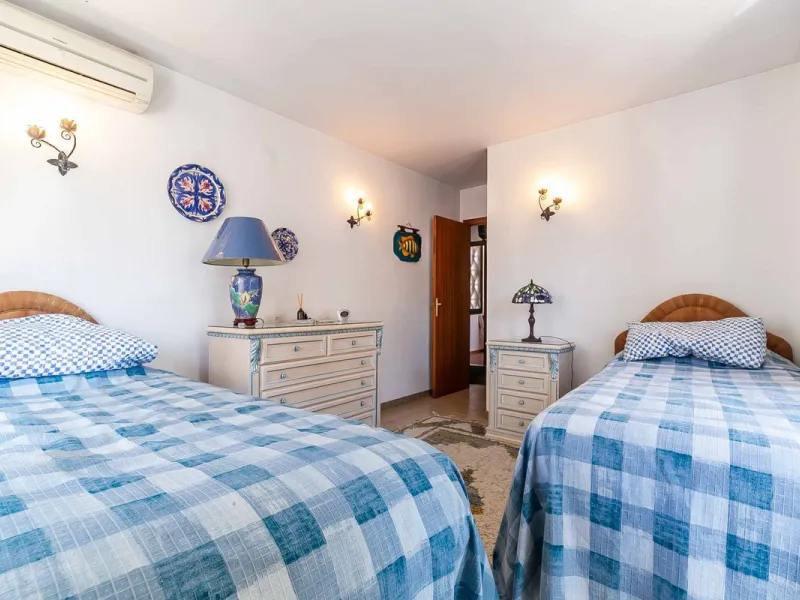 Corner duplex for sale in the prestigious Puebla Lucía urbanisation, located in the heart of Fuengirola. With an unbeatable location, this exclusive community stands out for its tranquillity, Andalusian charm, and proximity to all services.