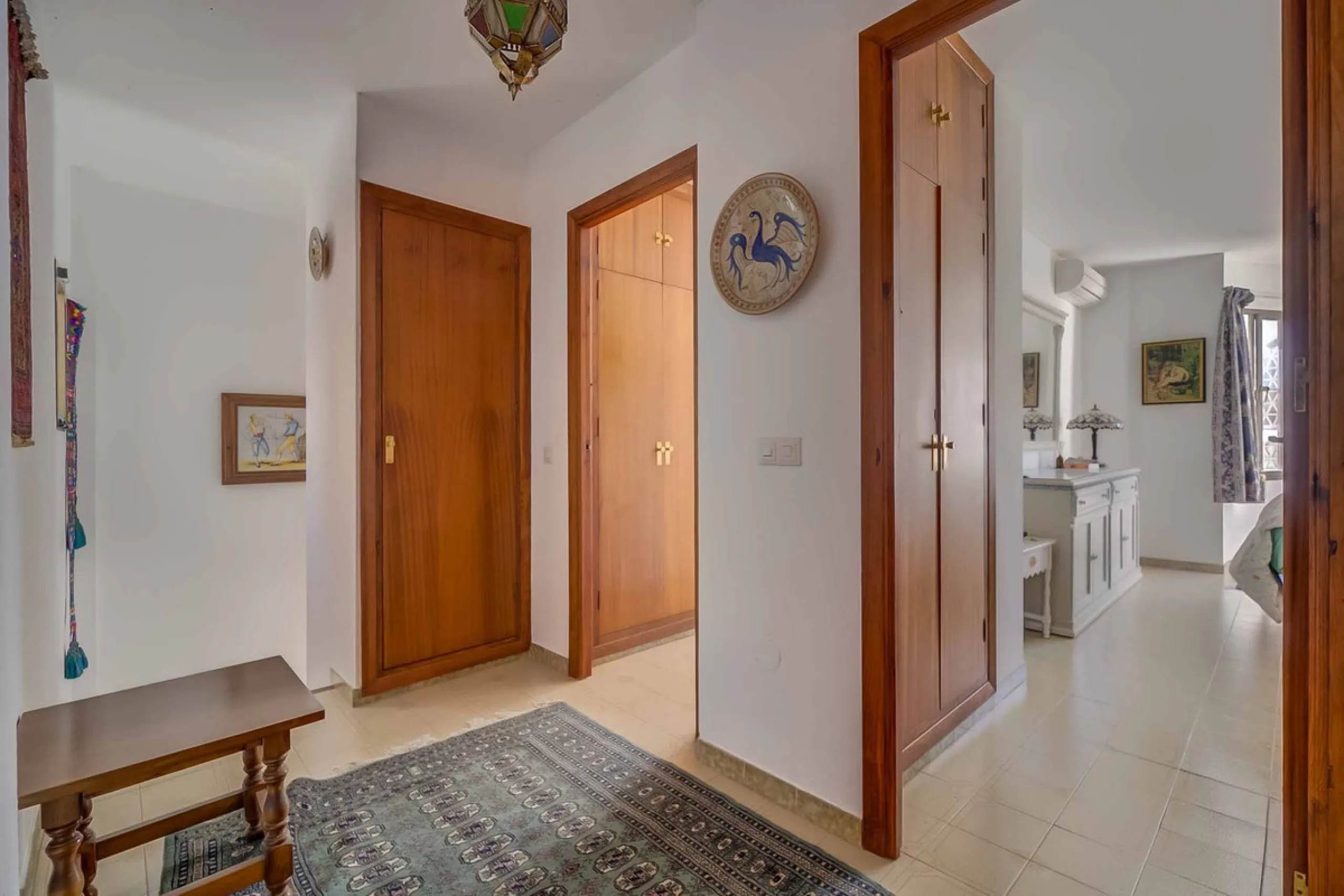 Corner duplex for sale in the prestigious Puebla Lucía urbanisation, located in the heart of Fuengirola. With an unbeatable location, this exclusive community stands out for its tranquillity, Andalusian charm, and proximity to all services.