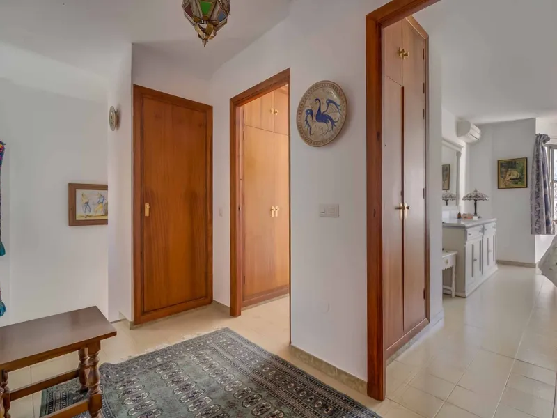 Corner duplex for sale in the prestigious Puebla Lucía urbanisation, located in the heart of Fuengirola. With an unbeatable location, this exclusive community stands out for its tranquillity, Andalusian charm, and proximity to all services.