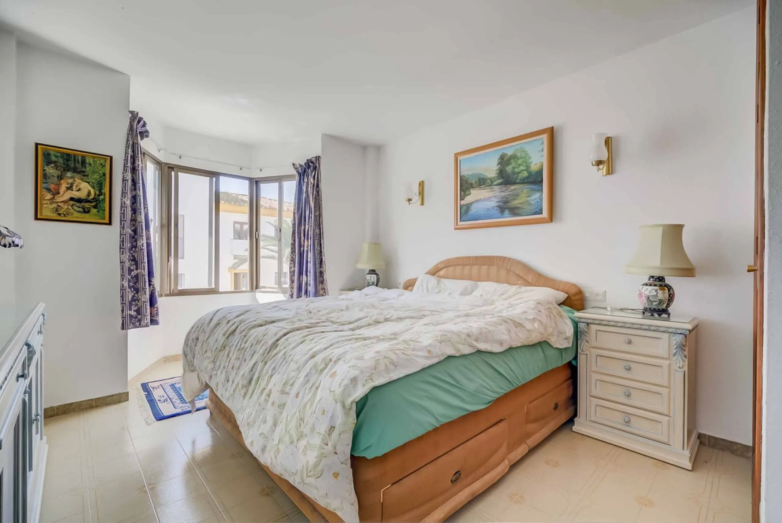 Corner duplex for sale in the prestigious Puebla Lucía urbanisation, located in the heart of Fuengirola. With an unbeatable location, this exclusive community stands out for its tranquillity, Andalusian charm, and proximity to all services.