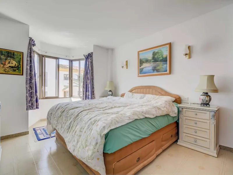 Corner duplex for sale in the prestigious Puebla Lucía urbanisation, located in the heart of Fuengirola. With an unbeatable location, this exclusive community stands out for its tranquillity, Andalusian charm, and proximity to all services.
