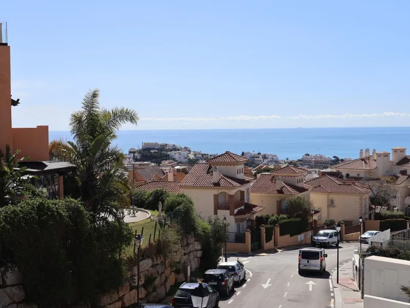 This brand new 3-bedroom, 3-bathroom semi-detached home is located within the contemporary Alya development in Riviera del Sol, Mijas, offering beautiful views of the Mediterranean and a lifestyle designed around comfort and outdoor living on the Costa de