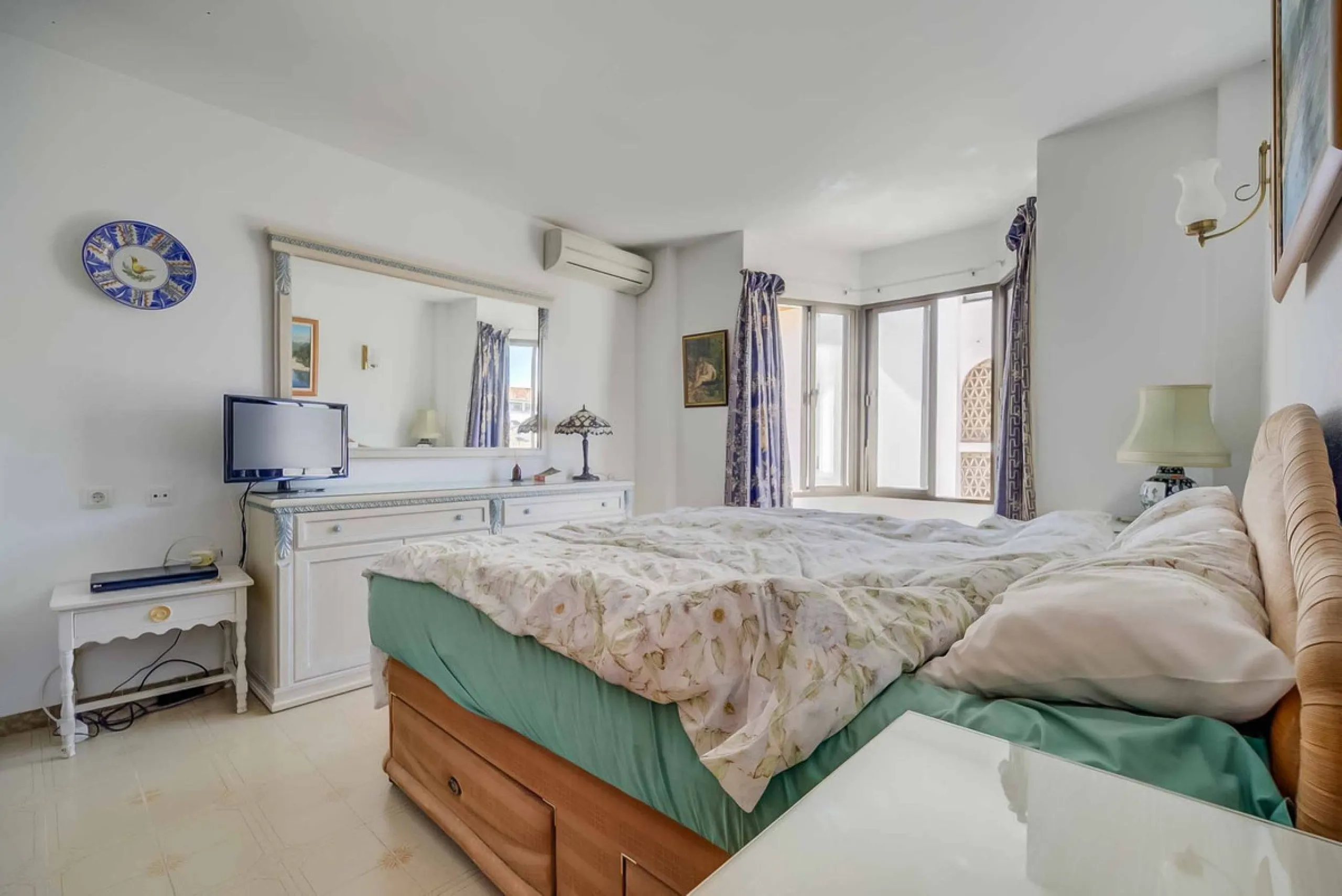 Corner duplex for sale in the prestigious Puebla Lucía urbanisation, located in the heart of Fuengirola. With an unbeatable location, this exclusive community stands out for its tranquillity, Andalusian charm, and proximity to all services.