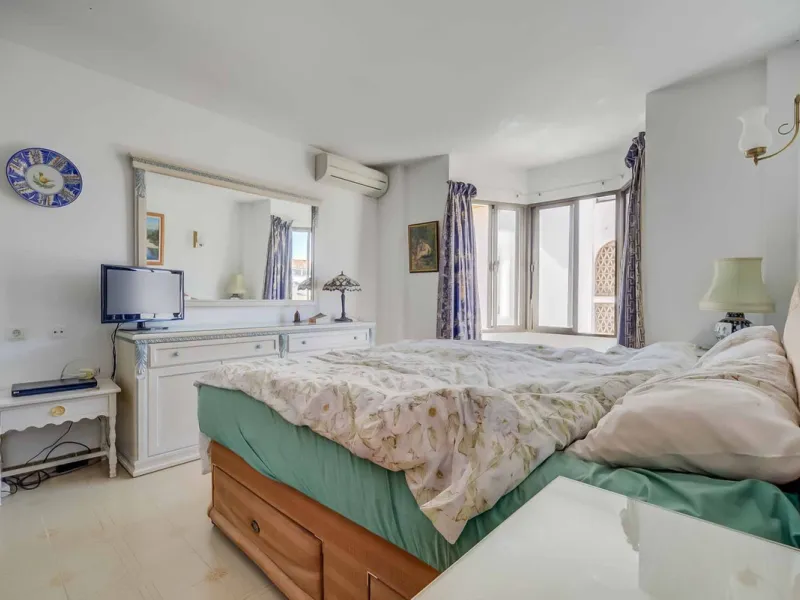 Corner duplex for sale in the prestigious Puebla Lucía urbanisation, located in the heart of Fuengirola. With an unbeatable location, this exclusive community stands out for its tranquillity, Andalusian charm, and proximity to all services.