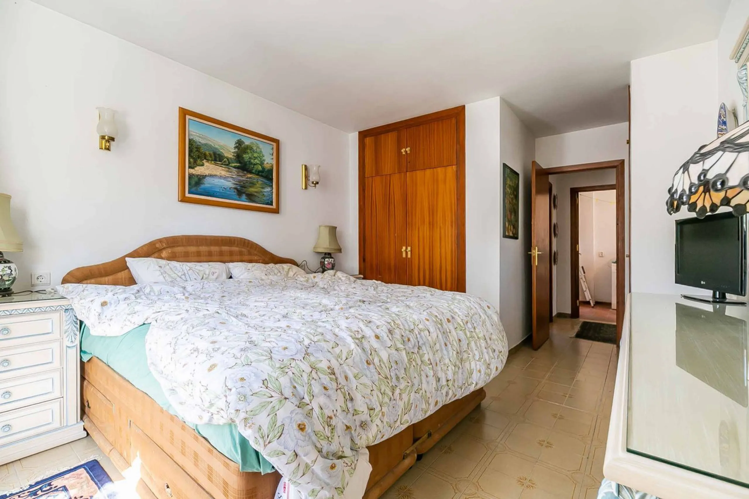Corner duplex for sale in the prestigious Puebla Lucía urbanisation, located in the heart of Fuengirola. With an unbeatable location, this exclusive community stands out for its tranquillity, Andalusian charm, and proximity to all services.