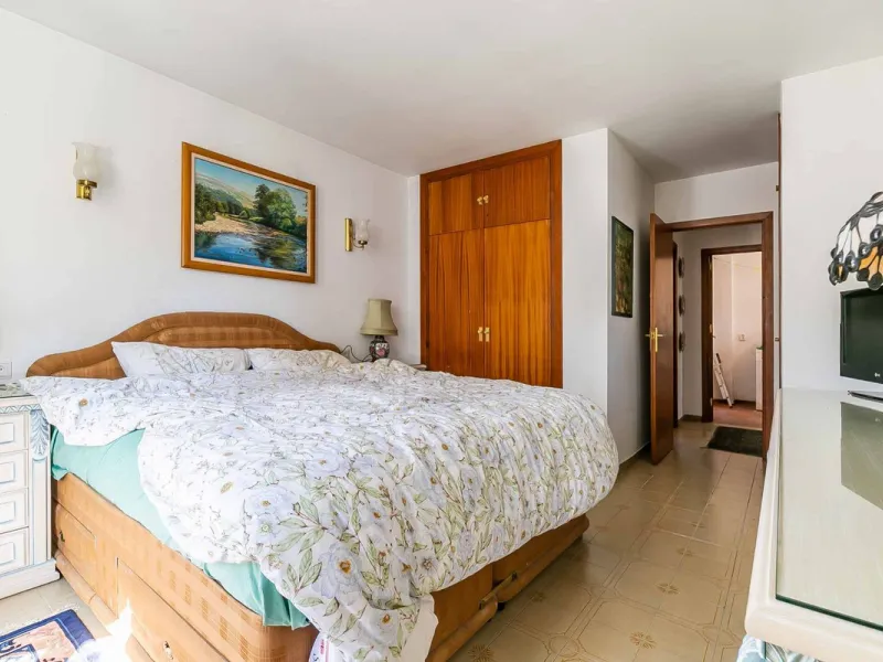 Corner duplex for sale in the prestigious Puebla Lucía urbanisation, located in the heart of Fuengirola. With an unbeatable location, this exclusive community stands out for its tranquillity, Andalusian charm, and proximity to all services.