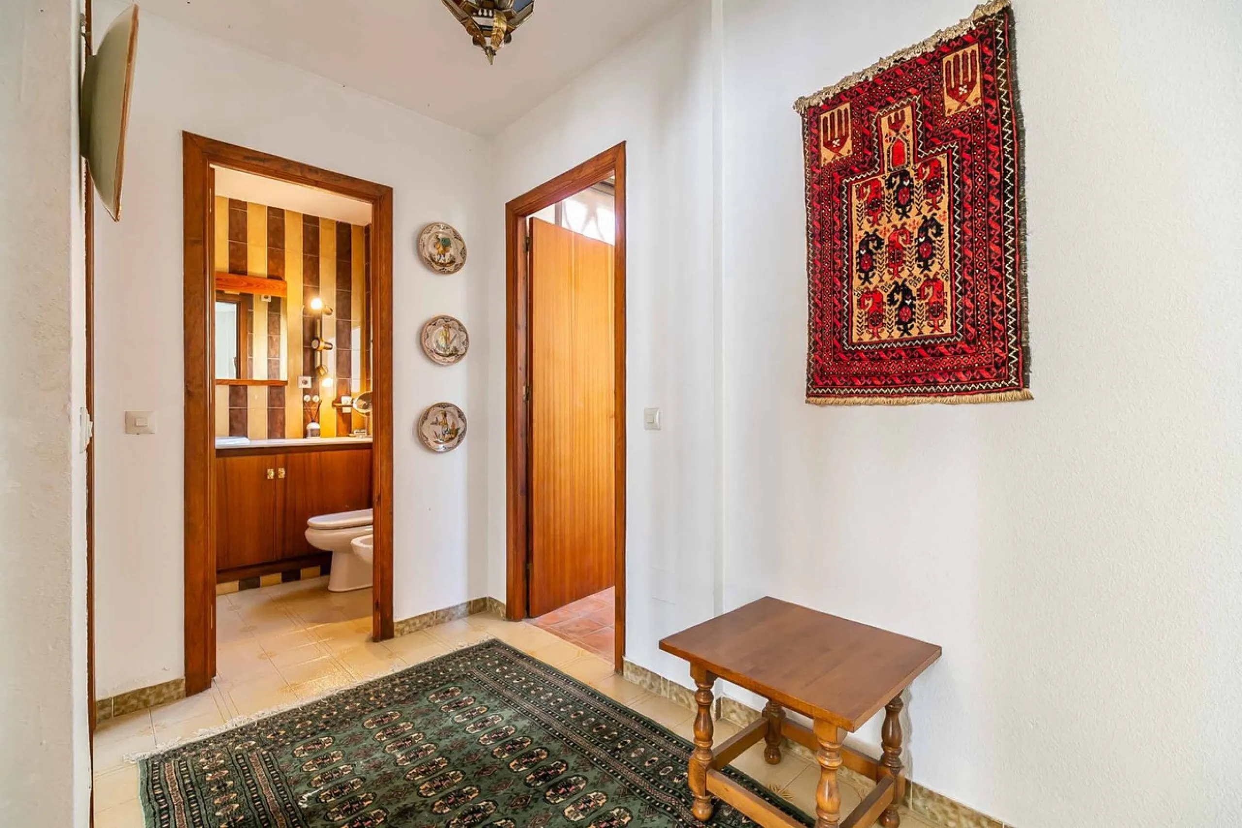 Corner duplex for sale in the prestigious Puebla Lucía urbanisation, located in the heart of Fuengirola. With an unbeatable location, this exclusive community stands out for its tranquillity, Andalusian charm, and proximity to all services.